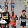 先頭を走る八木選手、ムワンギ選手ら＝神戸市中央区（撮影・田中靖浩）