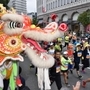 南京町前では龍の舞がランナーを鼓舞した＝２０日午前、神戸市中央区（撮影・風斗雅博）