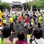 沿道の声援を受けて走るランナーら＝２０日午前、神戸市中央区、湊川神社前（撮影・宮路博志）