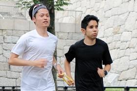 大阪城公園で走る谷口真大さん（右）と松垣省吾さん＝大阪市中央区