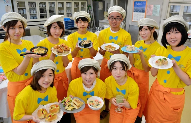 ランナー向けにチーズを使った栄養豊富な料理レシピを考案した学生ら＝神戸学院大有瀬キャンパス