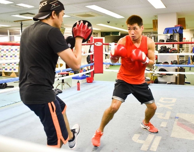 現在も研さんを重ねる長谷川穂積さん（右）＝神戸市兵庫区西多聞通２、真正ボクシングジム