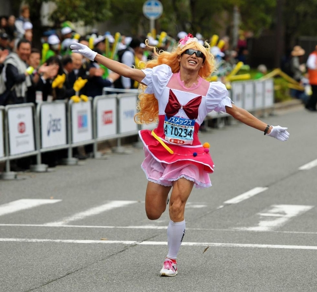 プリキュアのコスプレでゴールする再田光進さん＝２０１６年１１月２０日、神戸市中央区