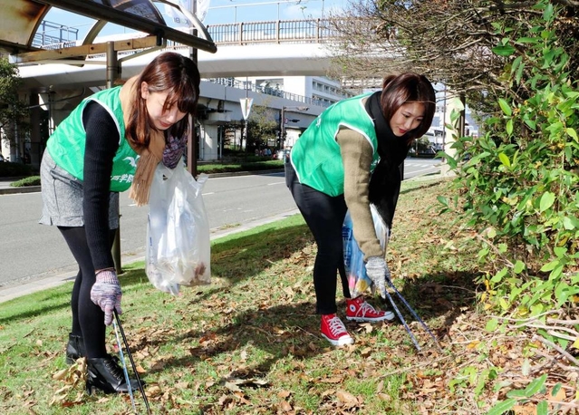 マラソンコース周辺でごみを探す学生たち＝神戸市中央区