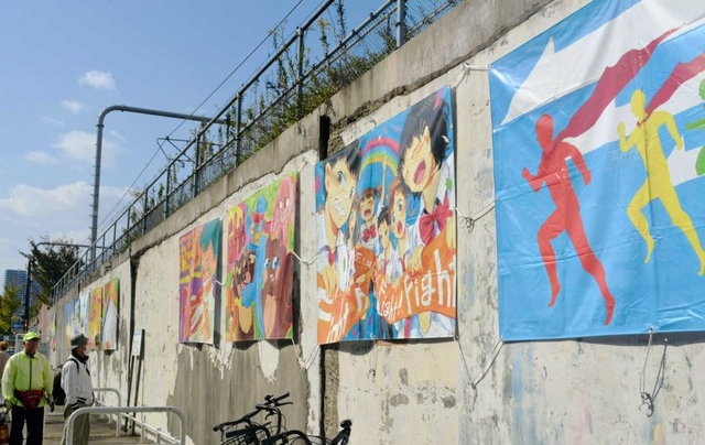 ランナーの背中を押す小中学生の壁画アート＝長田区松野通２