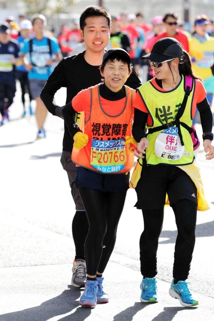 濱田美智子さん（中央）と伴走者の次女明佳さん（右）。後ろは共に走った阪口真平記者＝１９日午後、神戸市兵庫区（撮影・大山伸一郎）