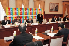 コース変更などを決めた神戸マラソン実行委員会の総会＝神戸市中央区、兵庫県公館