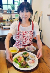 スタジオでアスリートワンプレート料理教室を開く奥田佐智子さん＝川西市大和西２