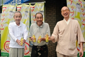 二葉町四丁目自治会をアップルの街にしようと、のぼりなどを作成し、準備を進めるメンバー＝神戸市長田区二葉町４