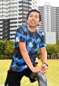 神戸マラソンのコースや心構えなどについて助言するアシックスの川崎泰裕コーチ＝神戸市中央区加納町６