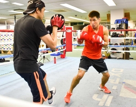 現在も研さんを重ねる長谷川穂積さん（右）＝神戸市兵庫区西多聞通２、真正ボクシングジム