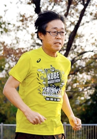 「タイムよりも走ることが大事」。本番に向け練習する多田豊さん＝神戸市東灘区向洋町中、神戸市立六甲アイランド高校