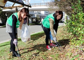マラソンコース周辺でごみを探す学生たち＝神戸市中央区