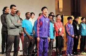 招待選手を代表してあいさつする男子の片川準二（中央）
