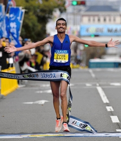 男子１位でフィニッシュするクァリル・ルムシェ選手＝１９日午前、神戸市中央区港島中町６（撮影・風斗雅博）