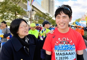 祖父への思いを胸に完走した乾聖陽さん（右）を、母の喜代美さんが出迎えた＝神戸市中央区港島中町６（撮影・後藤亮平）