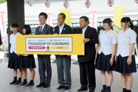プロジェクトボードを持つ熊本城マラソン実行委の大西一史会長（左から３人目）や神戸マラソン実行委の西川公明会長（同４人目）ら＝２９日、熊本市中央区