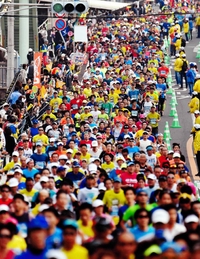 前回大会。大勢のランナーが駆け抜けた国道２号＝２０１６年１１月