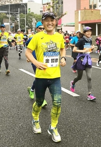 神戸の町を駆け抜ける金哲彦さん（昨年の神戸マラソン）。山や海を眺められる風光明媚なコースと絶賛している＝神戸市兵庫区大開通１