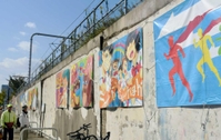 ランナーの背中を押す小中学生の壁画アート＝長田区松野通２