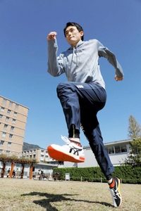 神戸マラソンに向け、自分の足に合わせて作られた試作シューズで練習する八木健人さん＝神戸市灘区六甲台町、神戸大（撮影・大山伸一郎）