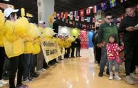 スタッフの出迎えを受けるランナーら＝神戸国際展示場（撮影・山崎　竜）