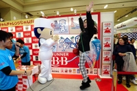 特設ブースでゲームを楽しむ参加者＝神戸国際展示場（撮影・山崎　竜）