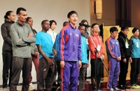 招待選手を代表してあいさつする男子の片川準二（中央）