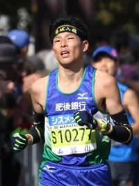 「益城入魂」の鉢巻きで神戸の街を駆け抜けた熊本県益城町の岡田浩一さん＝神戸市中央区港島中町６（撮影・吉田敦史）