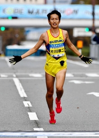 男子日本人最上位の５位でゴールする片山準二（撮影・風斗雅博）