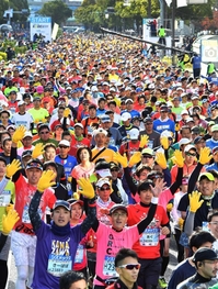 号砲が鳴り、一斉にスタートするランナー＝１９日午前、神戸市役所前（撮影・風斗雅博）