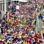 前回大会。大勢のランナーが駆け抜けた国道２号＝２０１６年１１月
