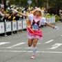 プリキュアのコスプレでゴールする再田光進さん＝２０１６年１１月２０日、神戸市中央区