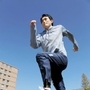 神戸マラソンに向け、自分の足に合わせて作られた試作シューズで練習する八木健人さん＝神戸市灘区六甲台町、神戸大（撮影・大山伸一郎）