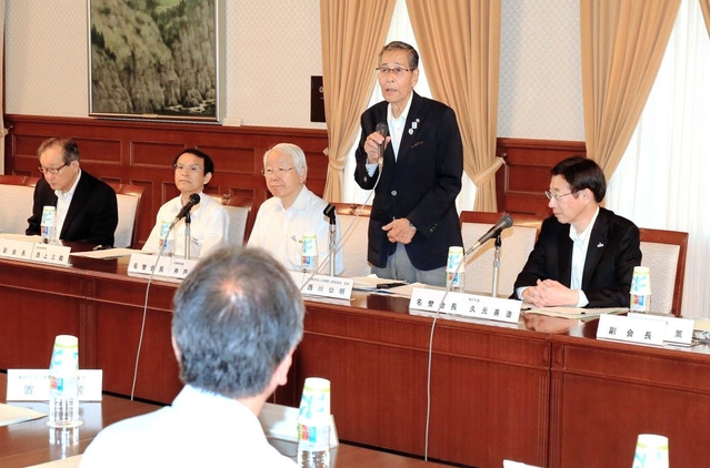 神戸マラソン実行委員会の総会であいさつする西川公明会長（右から２人目）＝兵庫県公館