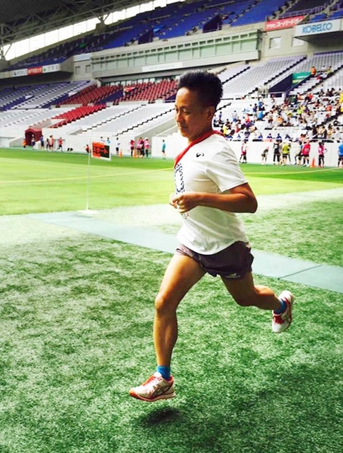 神戸のリレーマラソンで走る前澤弘明さん＝ノエビアスタジアム神戸