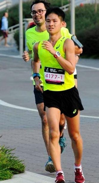 神戸マラソンに出場するエドムンド・シム選手（手前、神戸市教育委員会提供）