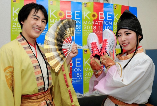 フレンドシップランナーとして走る神戸・清盛隊の平重盛さん（左）とＧＩＯＮさん＝神戸市中央区