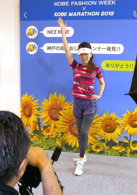 ＥＸＰＯ会場で写真撮影するランナー＝神戸国際展示場（撮影・辰巳直之）