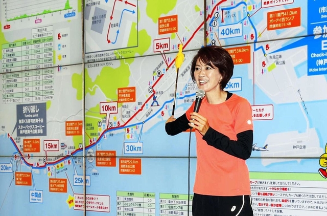 神戸マラソンの出場者にコース攻略のこつを解説する有森裕子さん＝１７日午前、神戸市中央区港島中町６