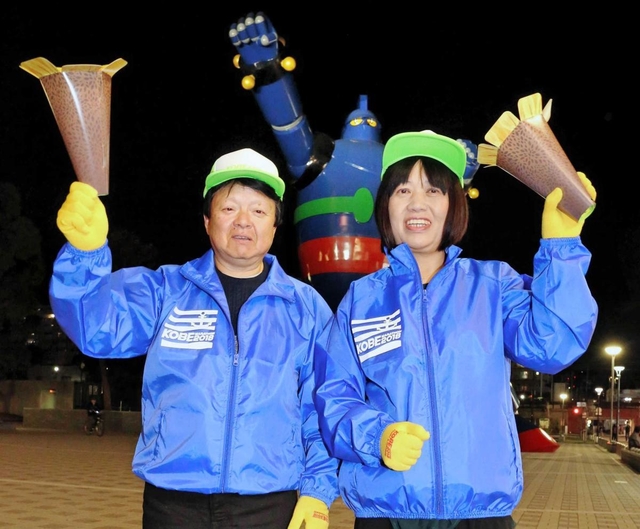 若松公園付近の沿道で今年も給水ボランティアを務める天竹伸五さん（左）と秀子さん＝神戸市長田区若松町６