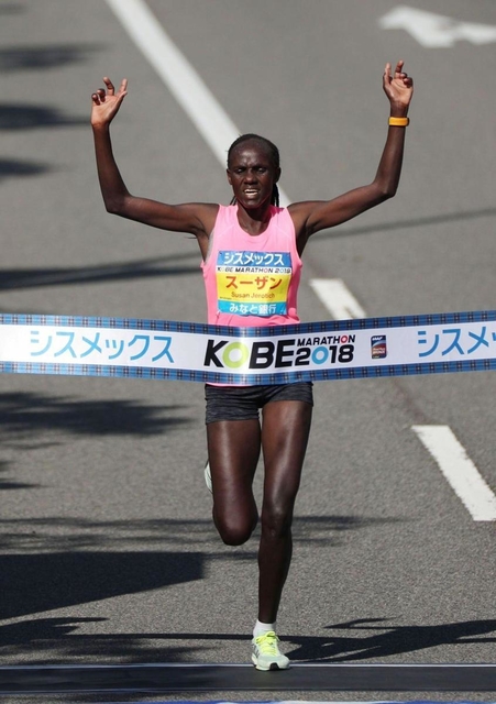 大会新記録でフィニッシュする女子１位のスーザン・ジェロティク＝１８日午後、神戸市中央区港島中町６（撮影・大森　武）