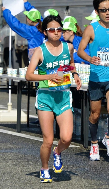 給水地点で水分を取る女子１０位の大樽瑞葉（撮影・後藤亮平）