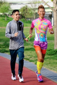 大会に向けて伴走者の丸山貴弘さん（右）と調整する谷口真大選手＝神戸市中央区小野浜町