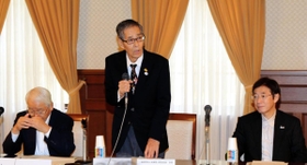 実行委員会総会であいさつする西川公明会長（中央）＝神戸市中央区