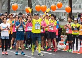 マラソンスタート直前、沿道の声援に応える金哲彦さん（中央、一昨年の神戸マラソン大会）