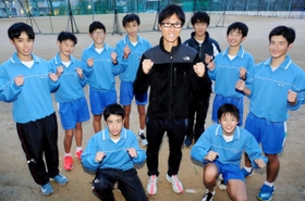 今春から神戸市立大池中で勤務する松山治選手（中央）と指導する同校陸上競技部の部員ら＝神戸市北区西大池２