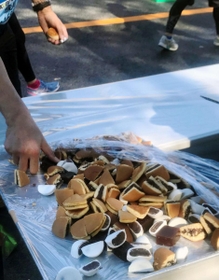 第８給水地点では、どら焼きや塩まんじゅうなどが置かれた＝神戸市垂水区平磯１