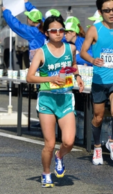 給水地点で水分を取る女子１０位の大樽瑞葉（撮影・後藤亮平）