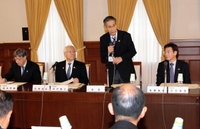 神戸マラソン実行委員会の総会であいさつする西川公明会長（中央）＝９日、神戸市中央区